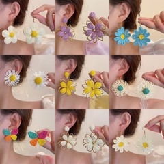 手作りの花がイヤリングを編んでいます。ボヘミアン風の高級感があります。