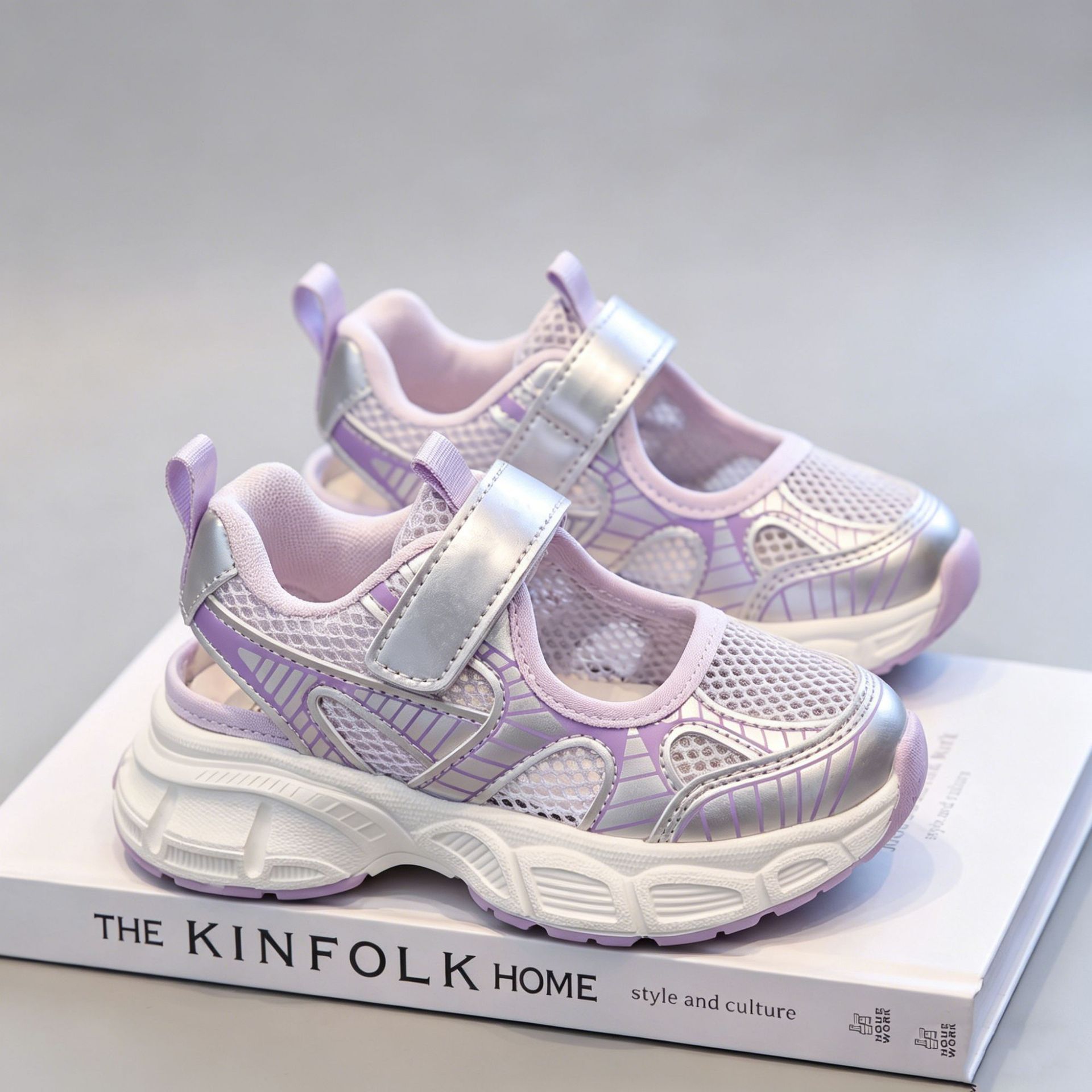 Sandalias deportivas para niñas 2026 verano nuevo estilo de moda infantil versátil zapatos de sola suave para niños zapatos de red casuales transpirables image 4