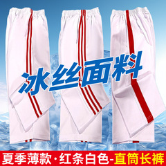 二本の鉄棒三本の鉄棒の赤い条の夏の薄いタイプの白い氷の糸の男女の学生の制服のズボンの団体体操のスポーツズボン