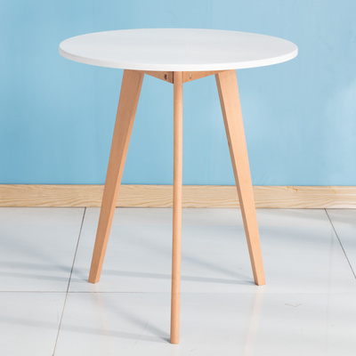 Negociación nórdica, recepción, combinación de mesas y sillas, balcón doméstico simple, mesa redonda pequeña de madera maciza, silla de tienda de té con leche de café