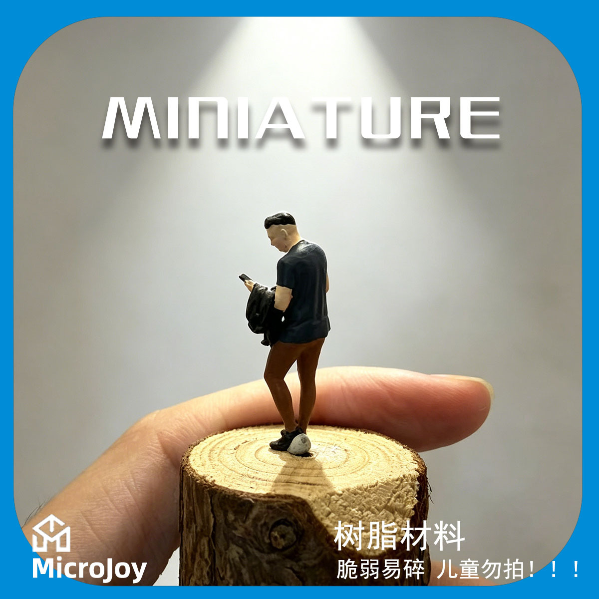 El modelo de muñeco de simulación en miniatura está pintado con resina. el villano terminado toma bebidas para teléfonos móviles y juguetes masculinos.