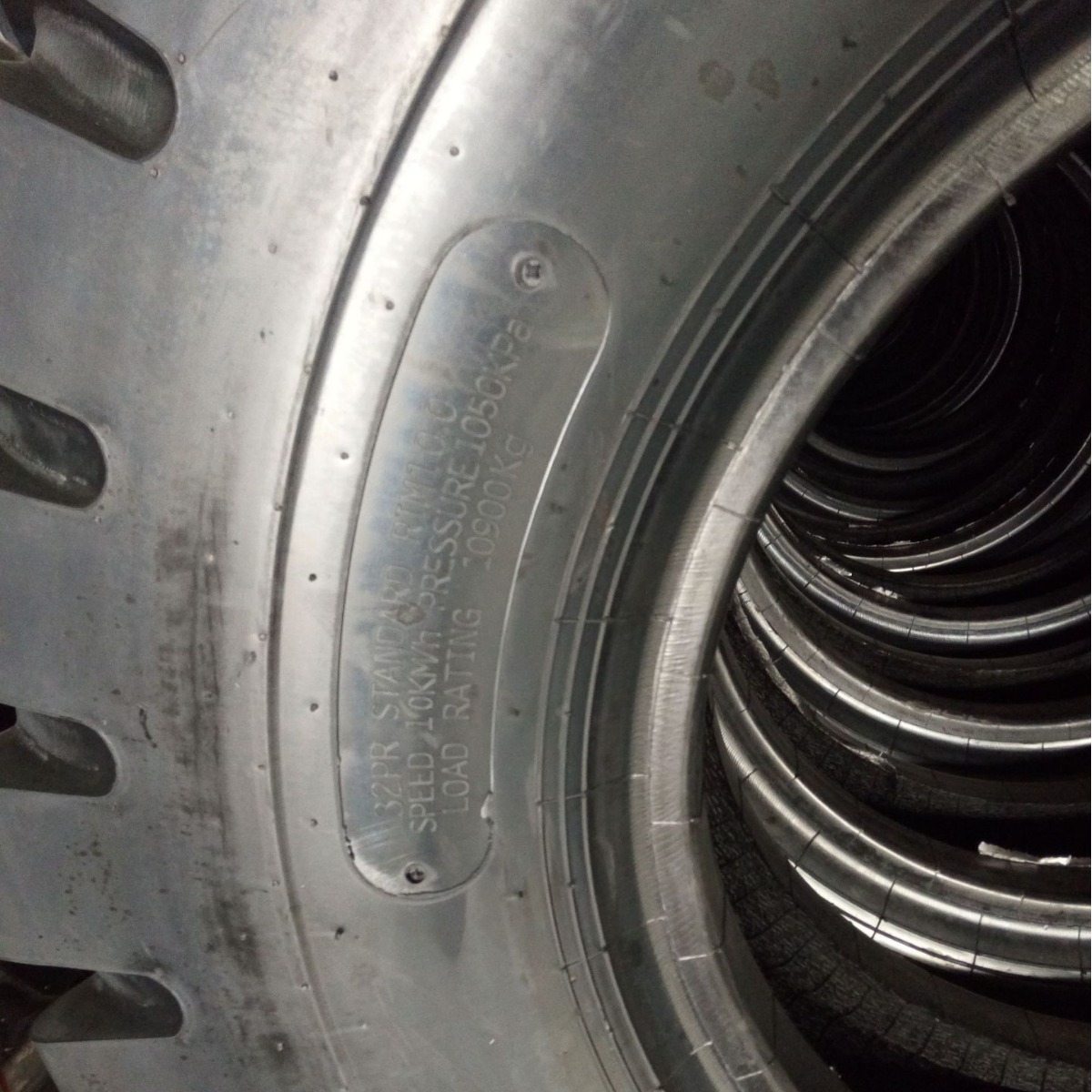 轮胎厂家供应 1400-24矿山花纹 载重工程机械轮胎 优质耐磨