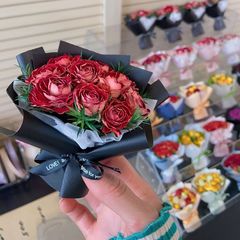 Miniの精巧な車の風口の香薫は件の乾いた花の小さい花束の本物の花の風の乾いたバラのバレンタインデーの贈り物を並べます。