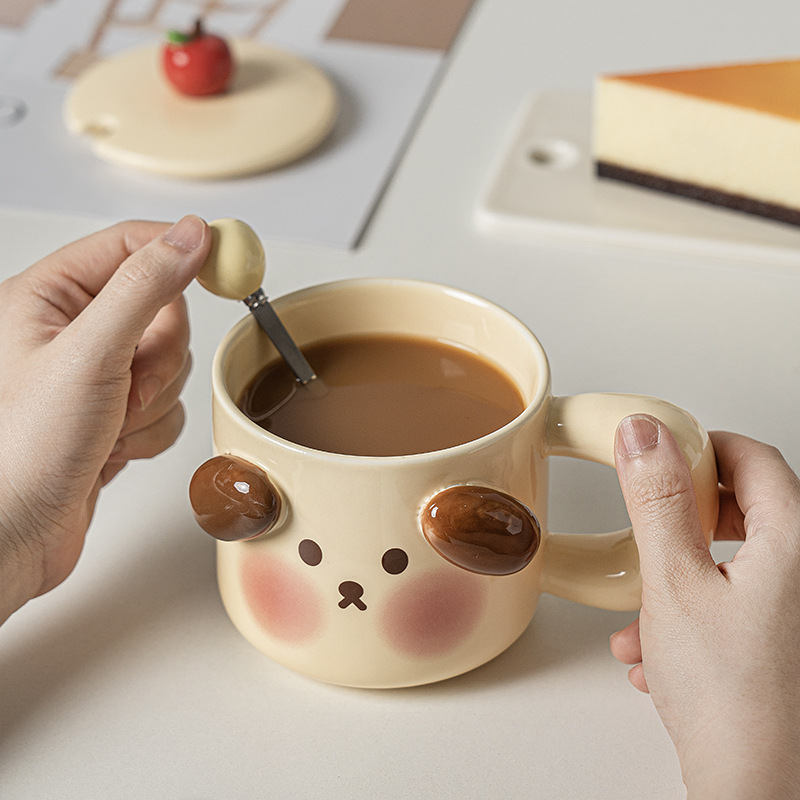 かわいいカップを飲む女性は高温に耐えます。|undefined