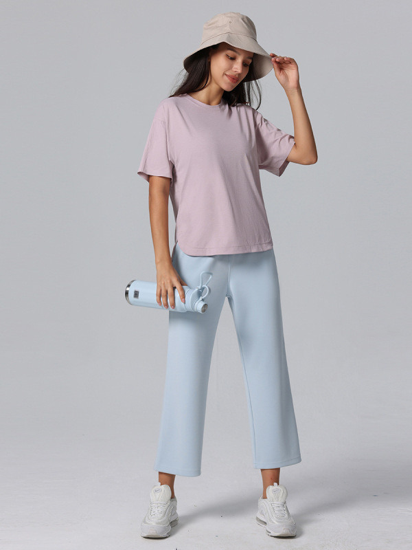 雲感丸首半袖tシャツの女性がゆったりした上着を開いています。|undefined