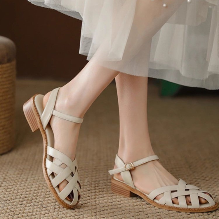 Retro brown summer fashionable woven sandals made of soft leather