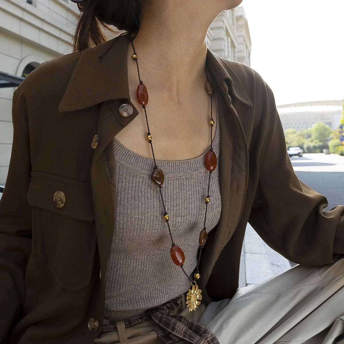 Tiana Europa y América collar de colgante de flores de acero inoxidable nicho ligero de lujo largo acrílico trenzado collar de cuentas joyas