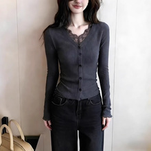 深灰色蕾丝拼接v领设计感修身针织开衫女2026春季巨好看洋气上衣