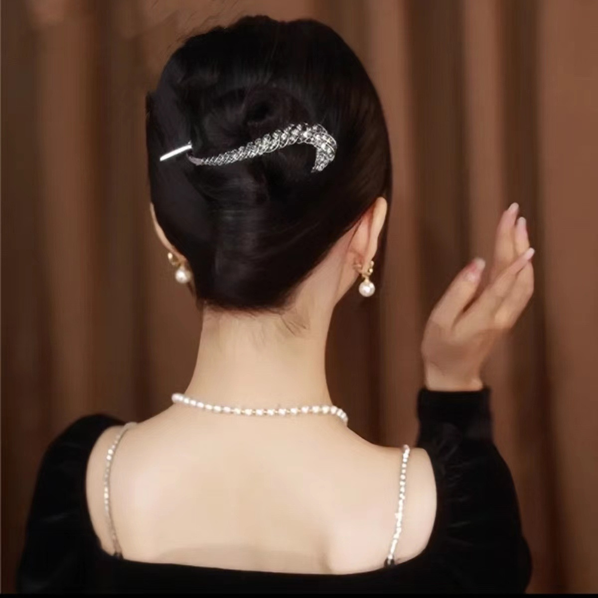 Instagram-worthy rhinestone BB clip in Chanel-style, Korean-inspired design—stunning rhinestone side clip, sleek barrette, chic hair accessory, perfect for bangs or as a women's hairpin.