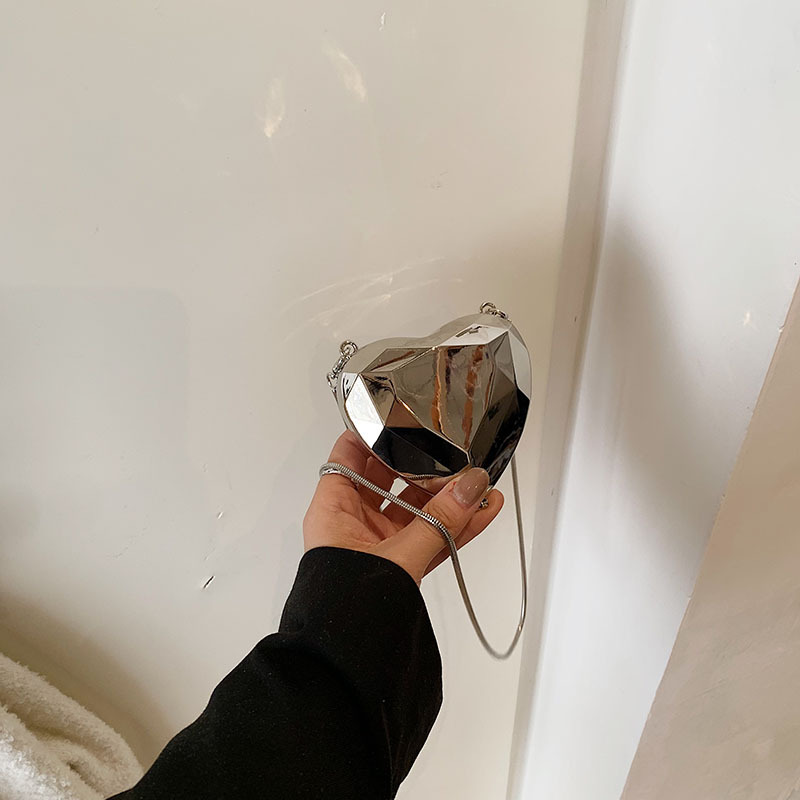 Estilo dulce y fresco moda mini bolso de cadena bolso de metal femenino 2025 nuevo diseño de nicho bolso de mensajero de un solo hombro de estilo occidental