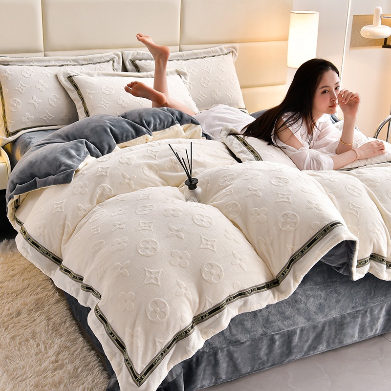 Luz lujosa cama de terciopelo de cuatro piezas set2025 nuevo coral terciopelo de invierno doble edredón grueso set tallado flor de tres piezas