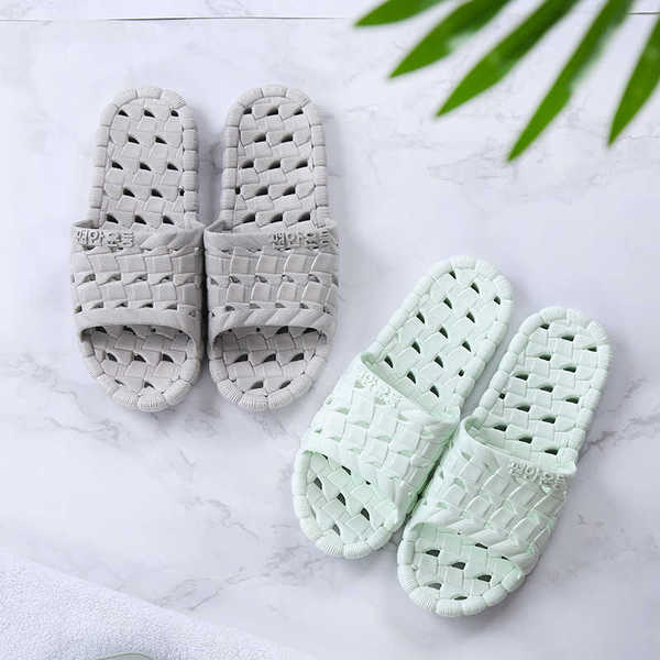 Non-slip women's slippers for bathroom