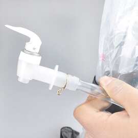 1套 颜色：图片色 材质：塑料 背包式饮水机 旅行用品饮水机 OPP