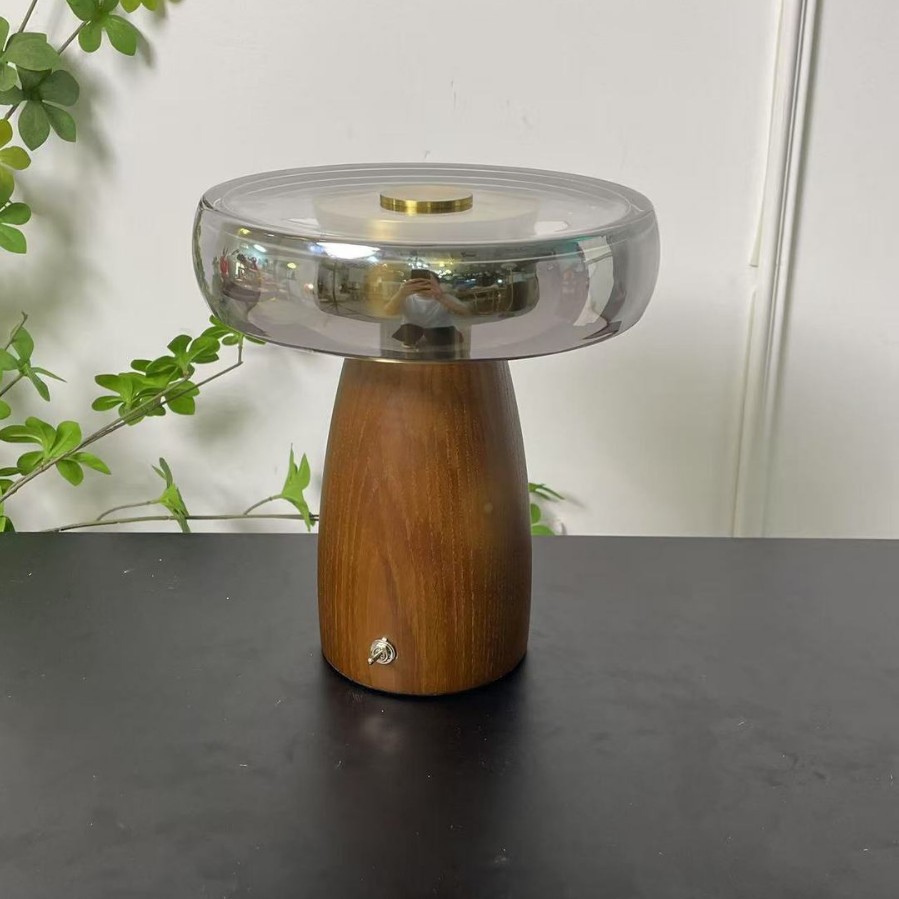 Lámpara de mesa de alta gama de estilo antiguo 2025 nuevo estilo francés retro luz de lujo habitación luz luz ambiente lámpara de noche de dormitorio