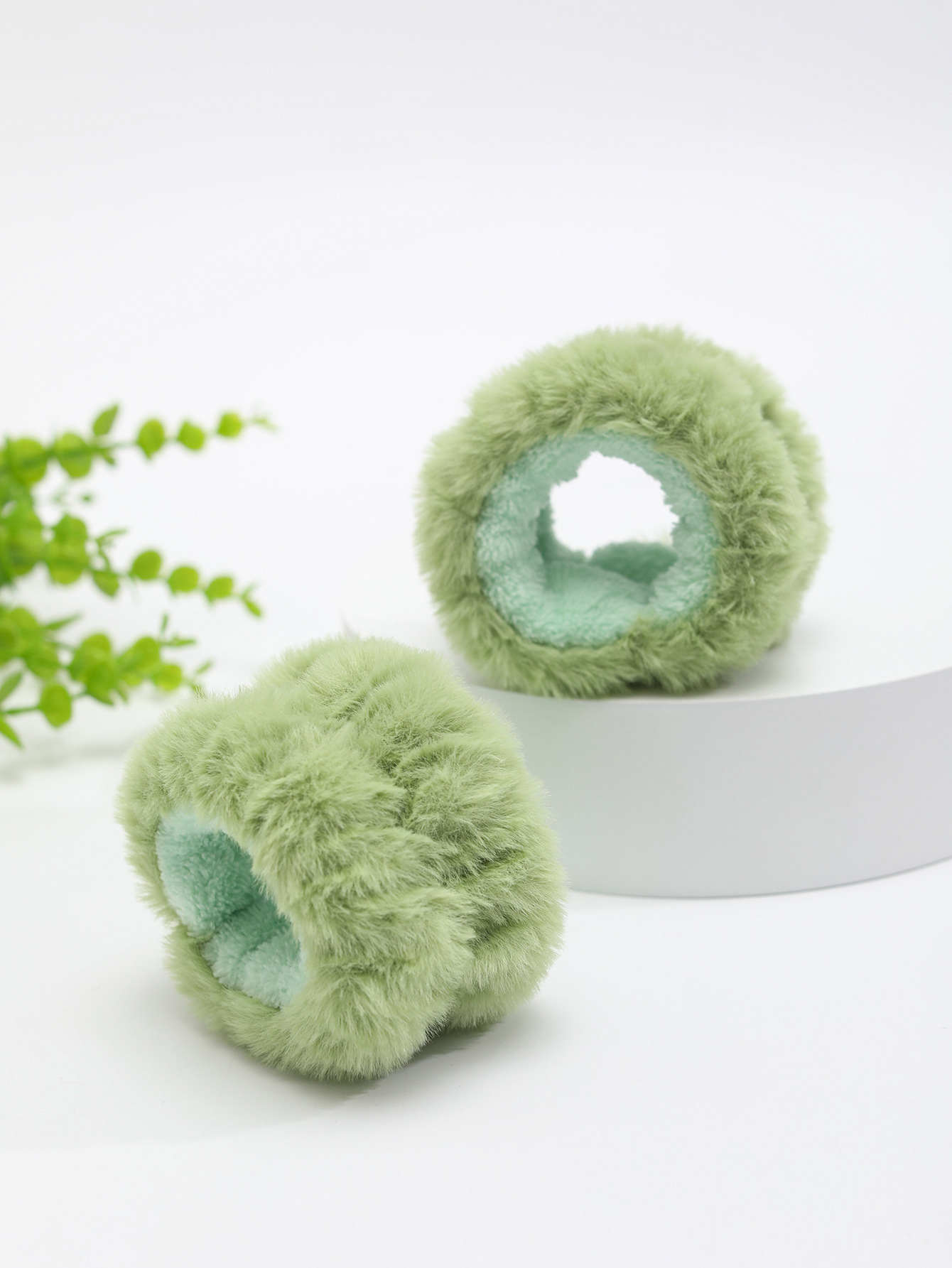 Diadema de felpa de dibujos animados de otoño e invierno, diadema de amor de ojos de rana verde, oso de fresa, accesorios para el cabello a juego, muñequera al por mayor