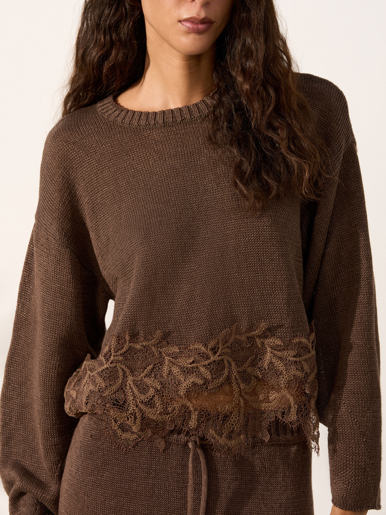 lace long-sleeve with a round collar