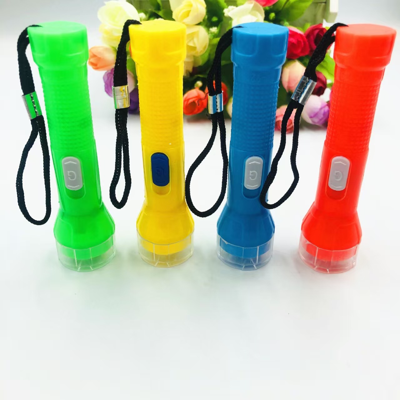 Plástico pequeña linterna de luz fuerte LED al por mayor regalos prácticos un yuan tienda de juguetes luminosos para niños