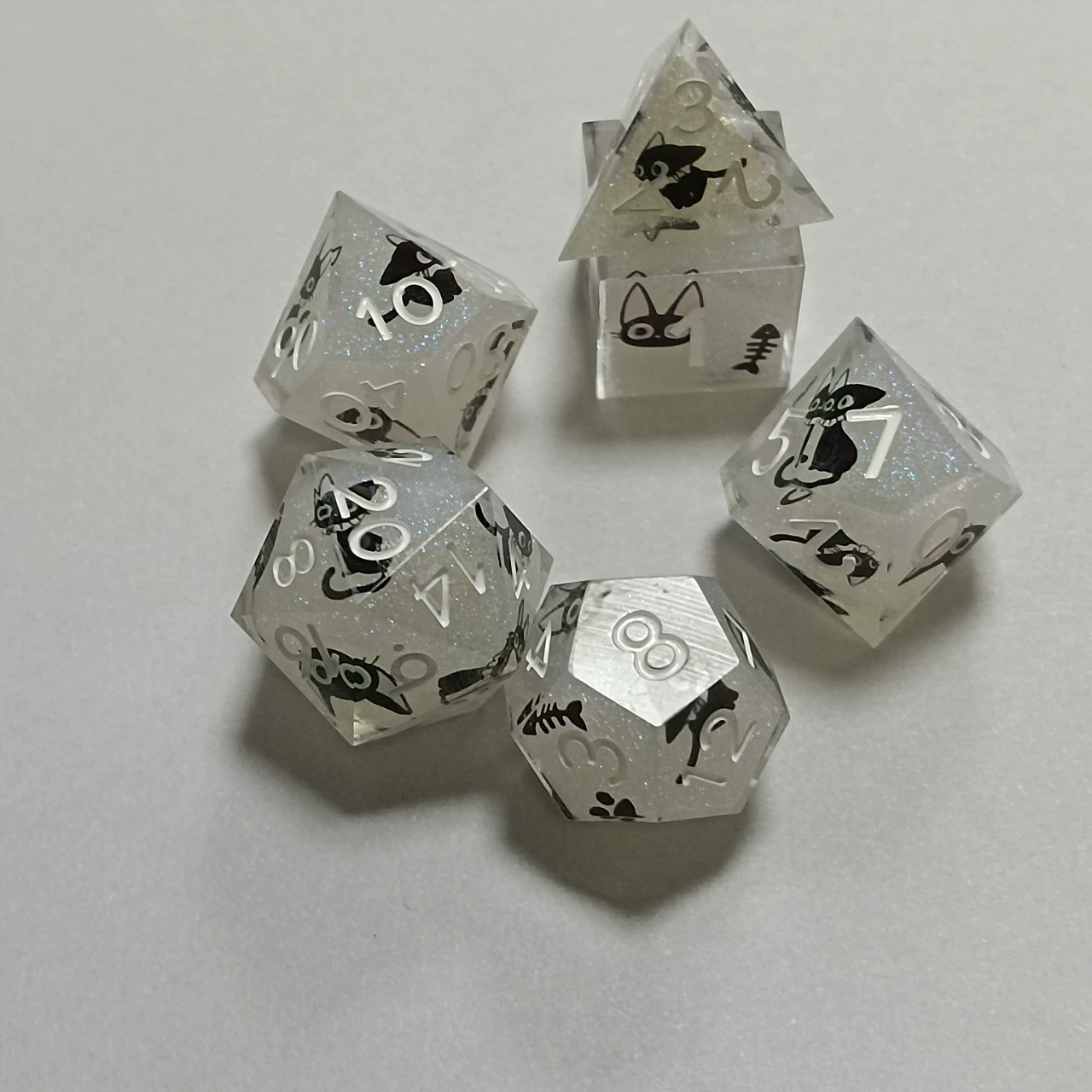 Эксклюзивно на Amazon: Настольные игровые кубики из смолы для ролевых игр Dungeons & Dragons, 16 мм, на заказ.