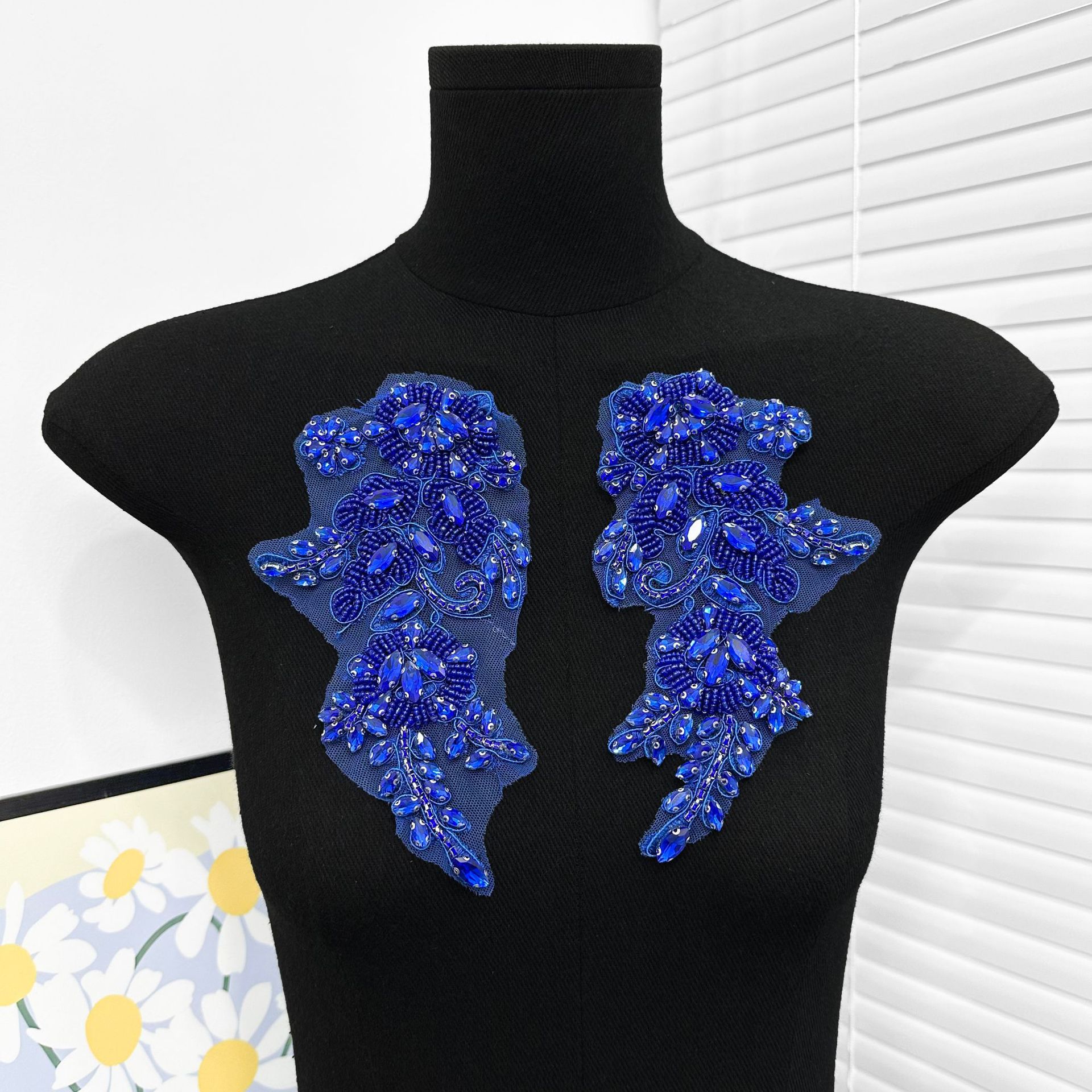Azul tibetano de la industria pesada perlas de clavos simétricas flor decal vestido cheongsam grupo difundir ropa de baile cuello accesorios de decoración transfronterizos