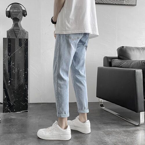 Summer lightweight light-colored cropped denim pants, loose-fit men's trendy brand-style Korean-style slim-fit skinny pants with a cool, edgy vibe.