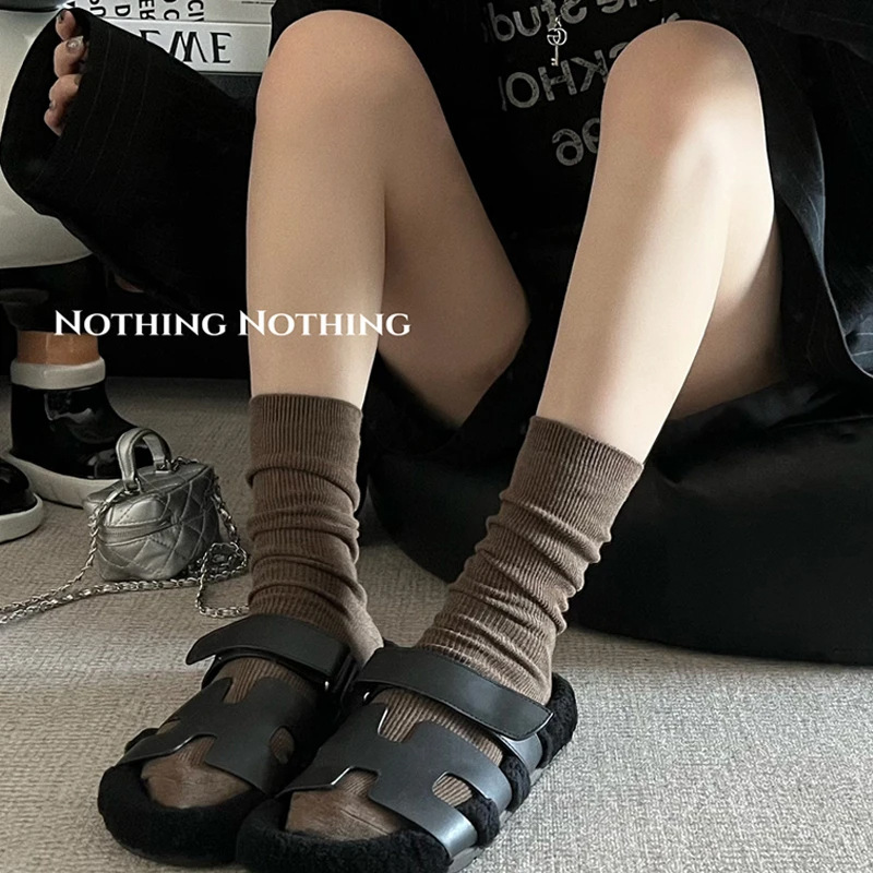 This is too soft to feel Maillard wearing black and white solid color slim Joker pile of long socks for men and women