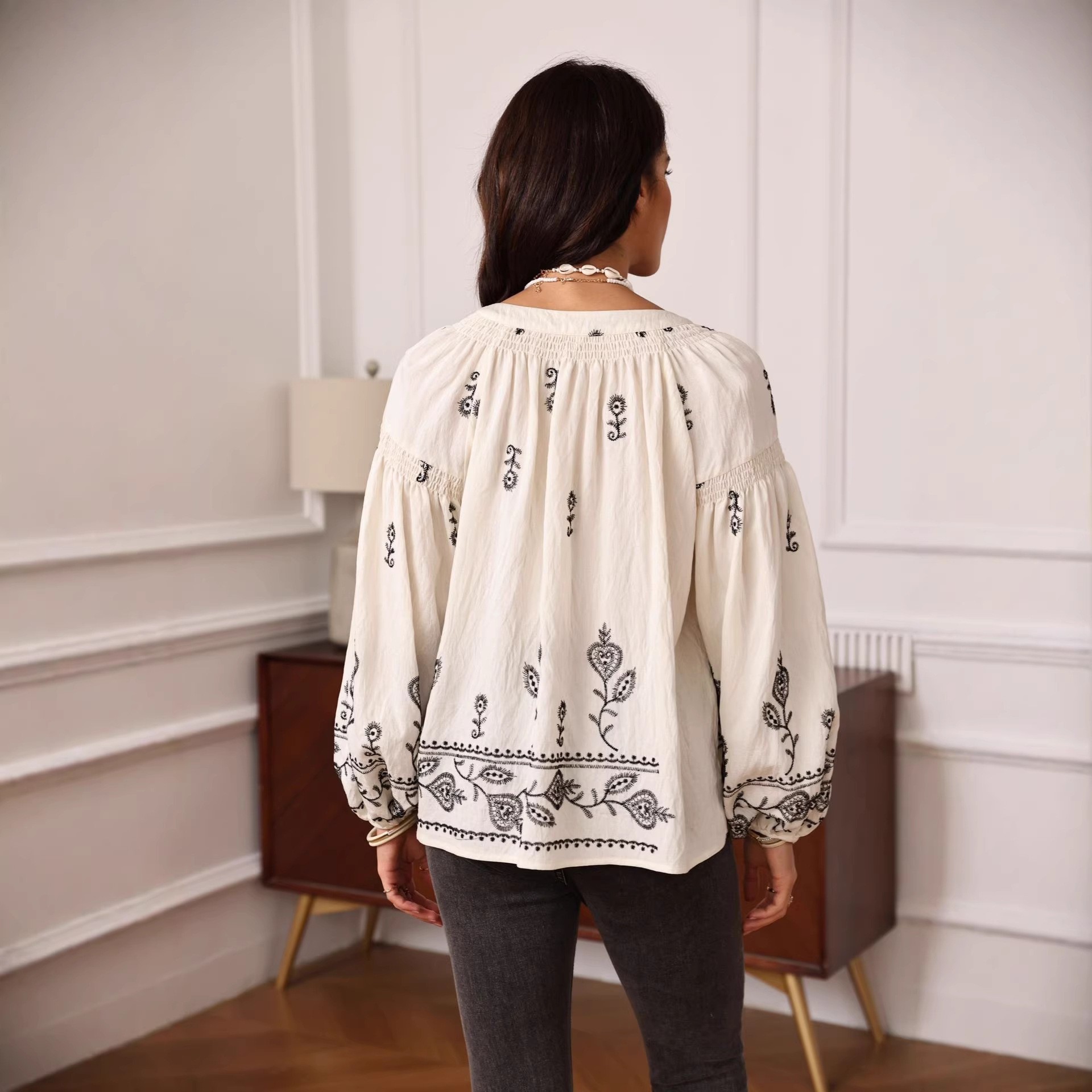 Primavera y otoño Europa y Estados Unidos ropa de mujer transfronteriza manga larga camisa de cuello medio abierto suelta comercio exterior ropa de mujer casual bordada camisa interior