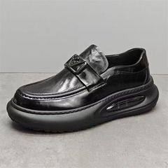 ヨーロッパ駅の男性靴の春の新型のファッション靴の本革の楽福靴のエアマットの厚い底は高くなります。