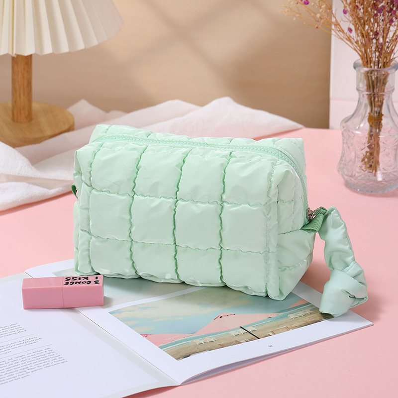 Nueva bolsa de cosméticos octogonal de otoño e invierno para mujer, bolsa de almacenamiento con relleno de plumón portátil portátil de alta gama