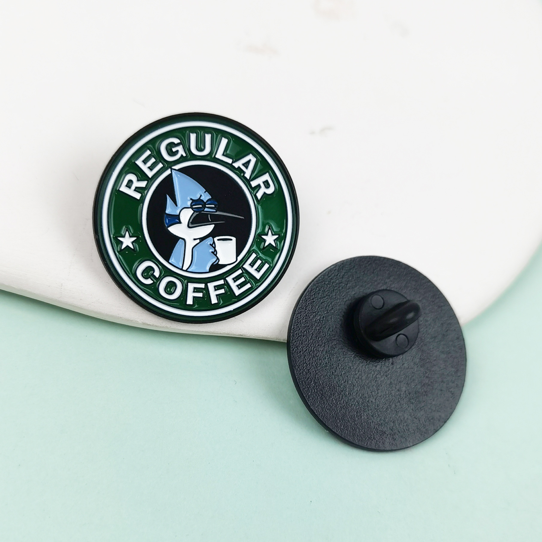 Broche de café monstruo de personalidad europea y americana, broche de broche redondo de aleación de dibujos animados, accesorios de letras en inglés, insignias de ropa