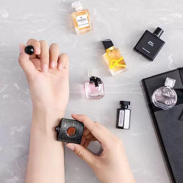 On the version of Vietnam Q version of women's and men's perfume sample light fragrance lingering fragrance lasting trembles fast hand video number push music