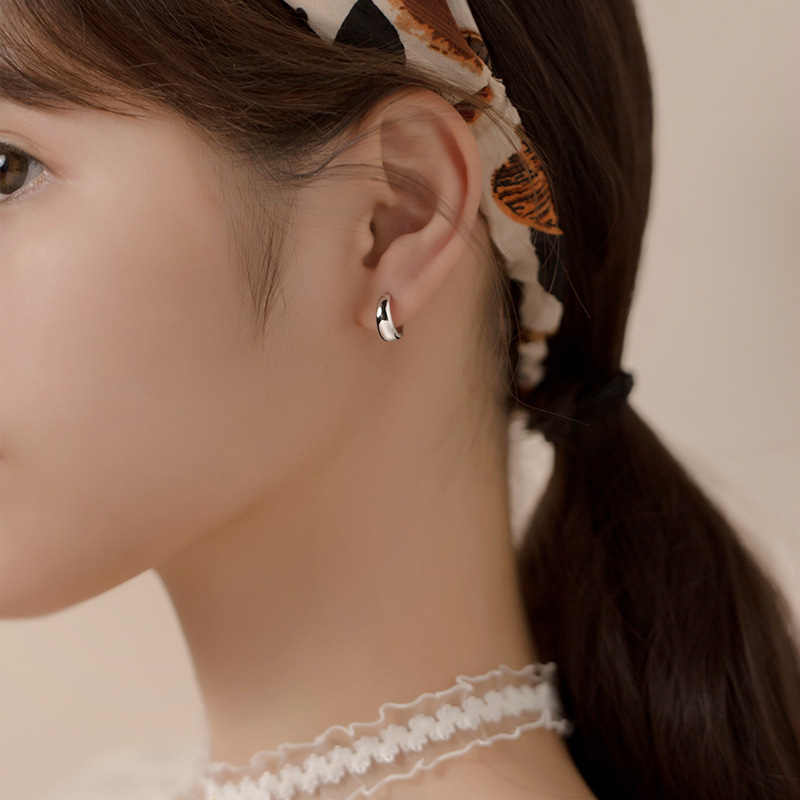 S925 plata redonda botones de orejas femeninas brillante geometría INS simple sensación de alta calidad red amplio pendientes de orejas G8749