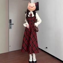 过新年战袍红色背带连衣裙子女秋冬季2025新款高级感穿搭套装长裙