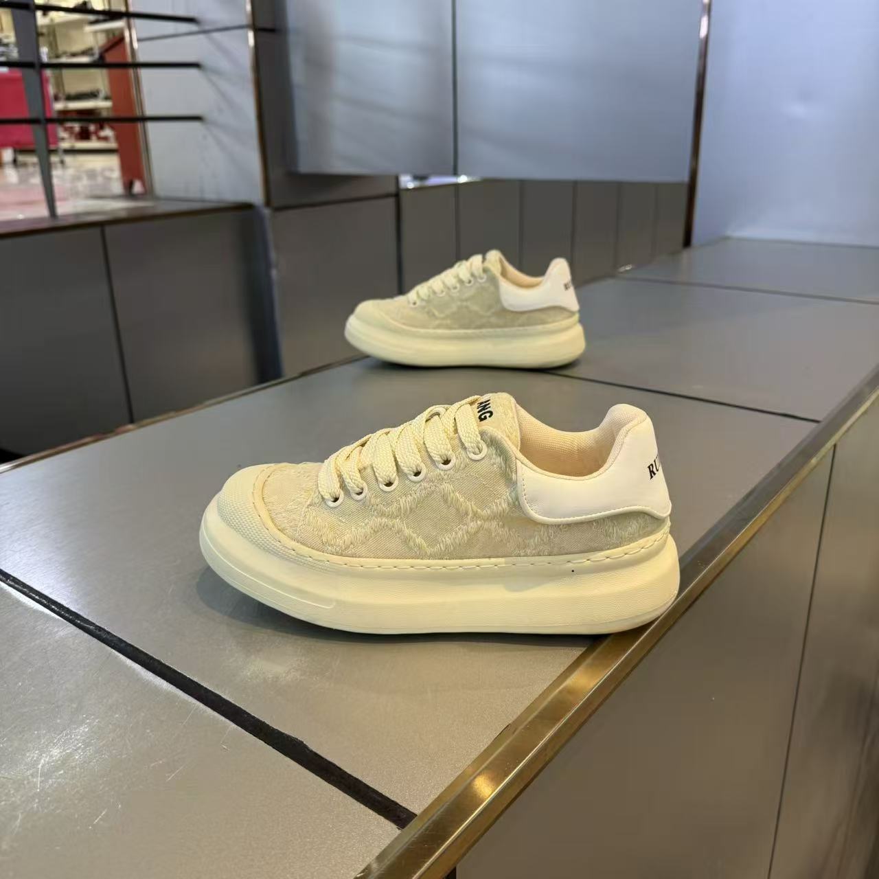 Men's Shoes 2026 Spring New Style Knitted Fabric Lightweight Soft Thick Sole Trendy Versatile Breathable Sports Casual_vogvips.com