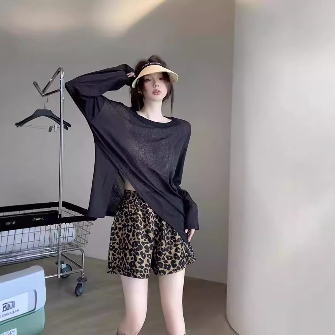 Minimalist design, slit-front, slightly sheer, long-sleeved sun protection T-shirt for women, summer Korean style, solid color, loose fit, thin top.