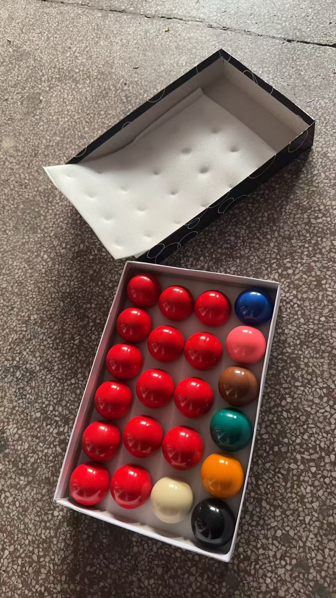 Ordinary snooker balls
