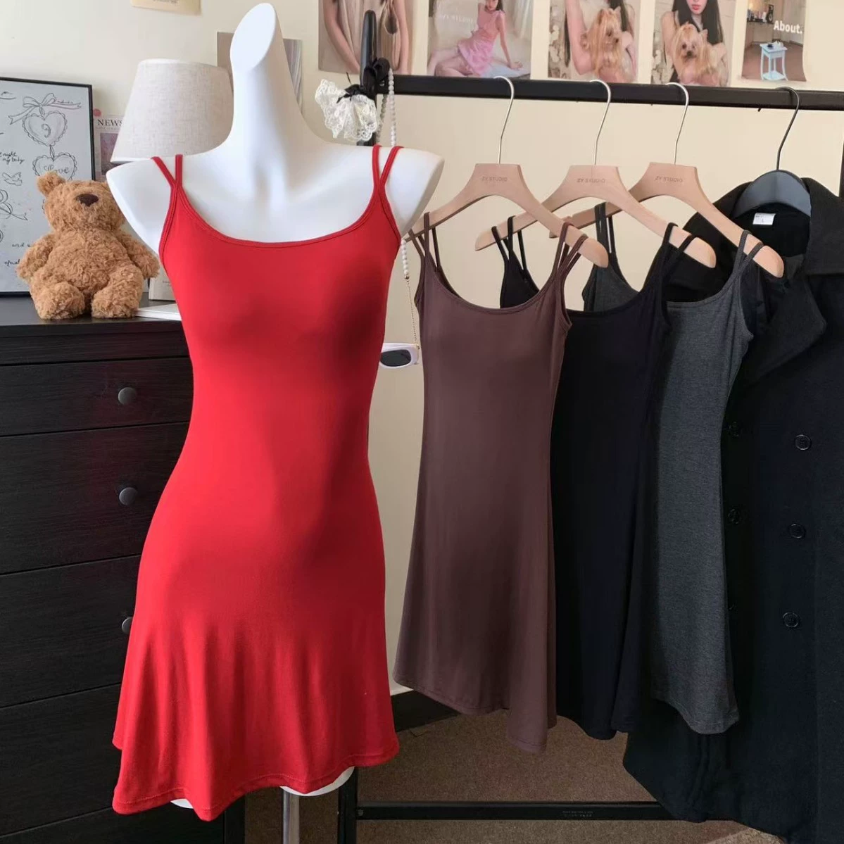 Сплошное платье с хлопчатобумажным ремнем на плече