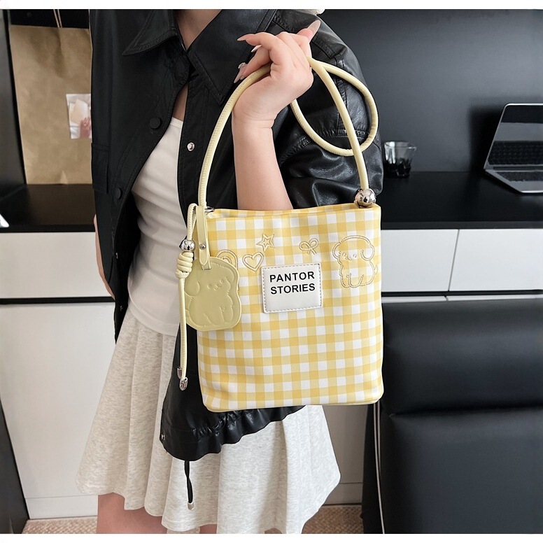 2025 New Shoulder Bag for Women, Spring and Summer Travel Bag, Casual Portable Large-Capacity Fashionable Women's Bag, Fresh Plaid Bag