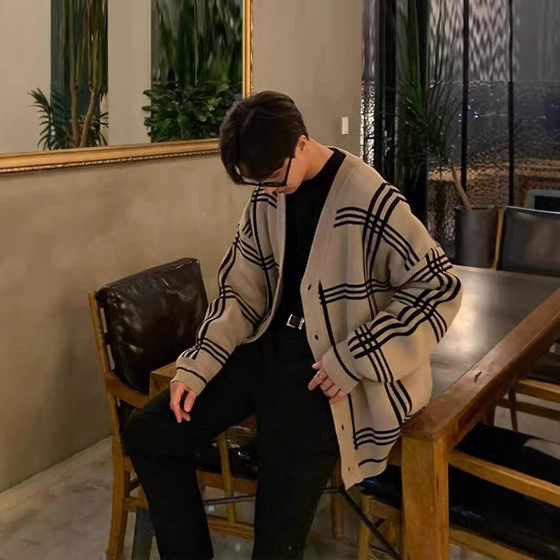 2024 New V-neck Knitted Cardigan Men's Korean Style Fashionable Loose Style Plaid Sweater Casual Top Jacket