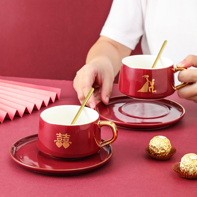 Factory-wholesale exquisite wedding gifts: ceramic coffee cups and saucers, couple's matching mugs, and new marriage/wedding souvenir gift boxes with accompanying tote bags.