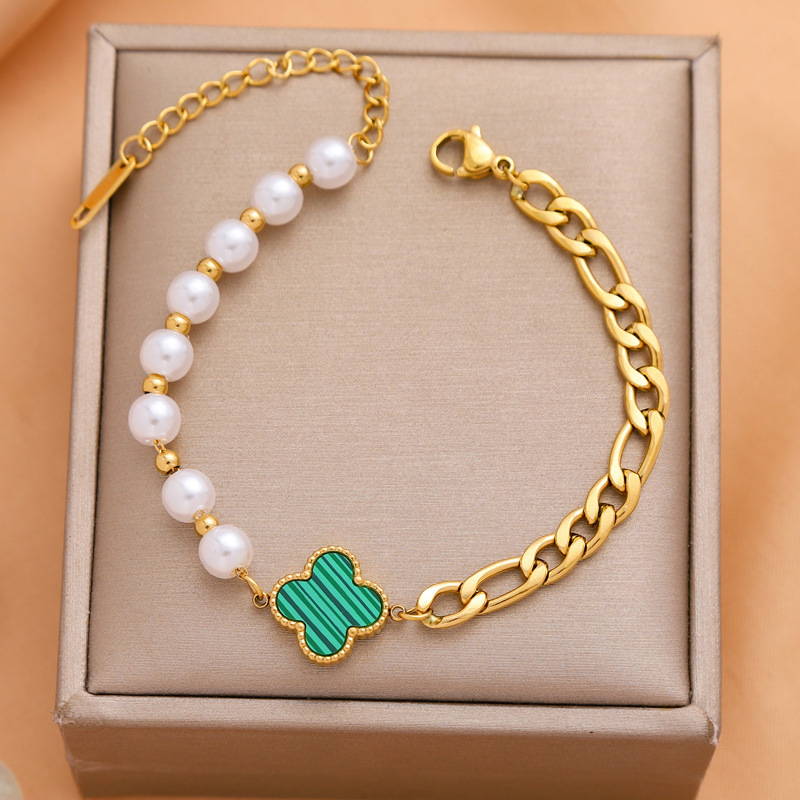 Brazalete de perlas de cuatro hojas transfronterizas de acero de titanio galvanizado al vacío para mujeres joyas de nicho exquisitas al por mayor venta caliente