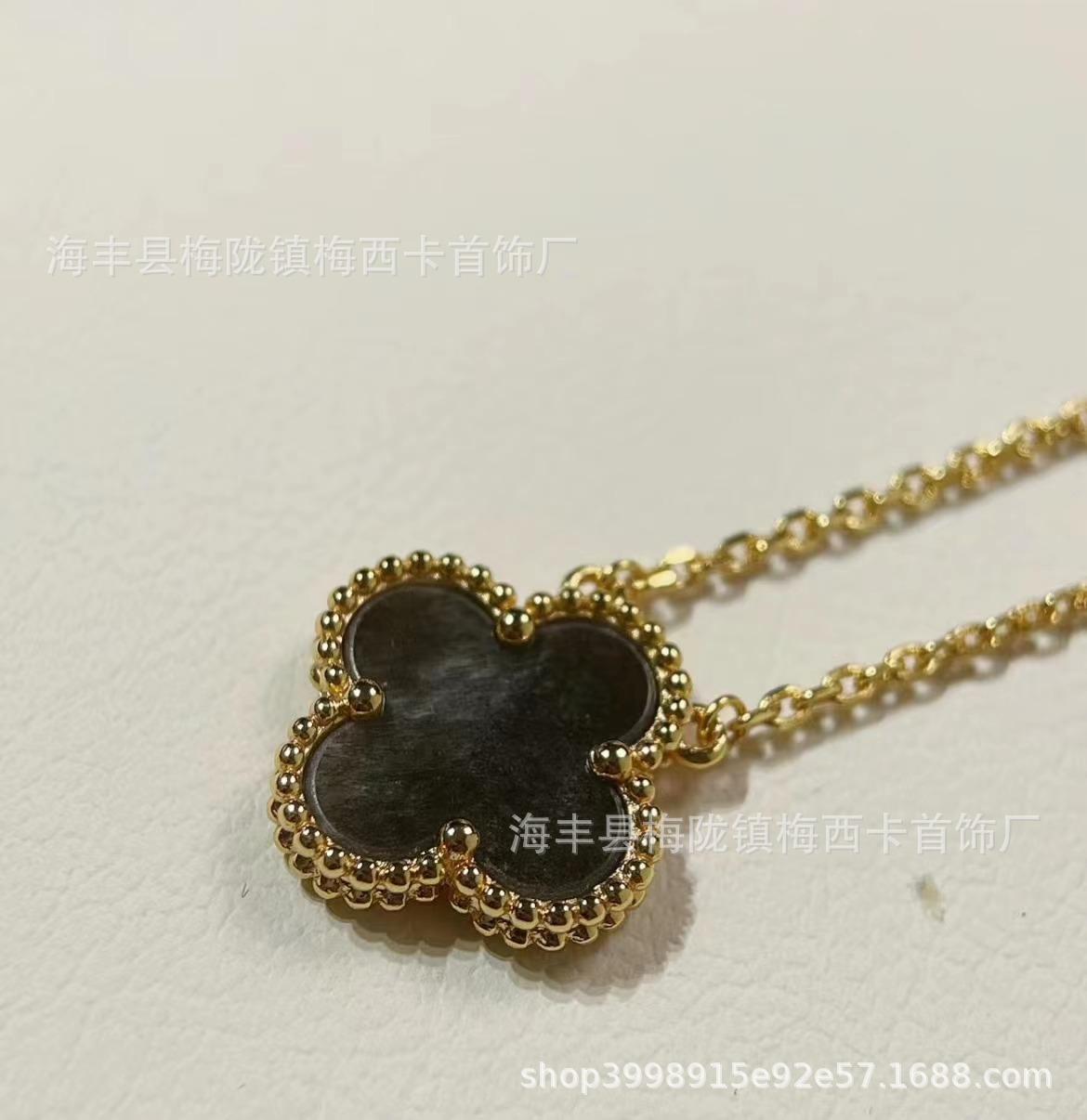 Alta edición V collar de trébol de la suerte de oro sola flor colgante de cadena de clavícula de doble cara gruesa de oro real galvanoplastia ventas directas de la fábrica