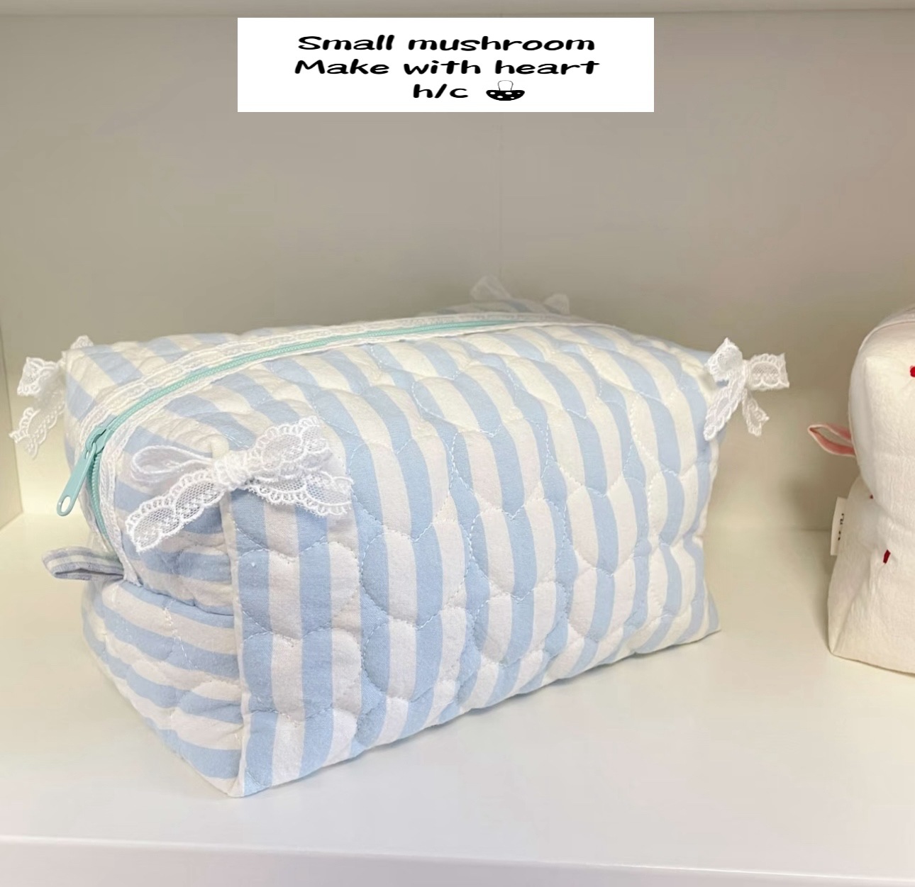 파란색과 흰색 줄무늬 수납가방(화장품가방)