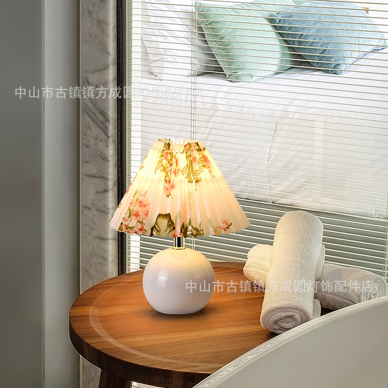 Hogar creativo lámpara de mesa mesita de noche escritorio lámpara de mesa LED estilo coreano luz estilo de lujo chica Internet celebridad plisado cubierta lámpara de mesa