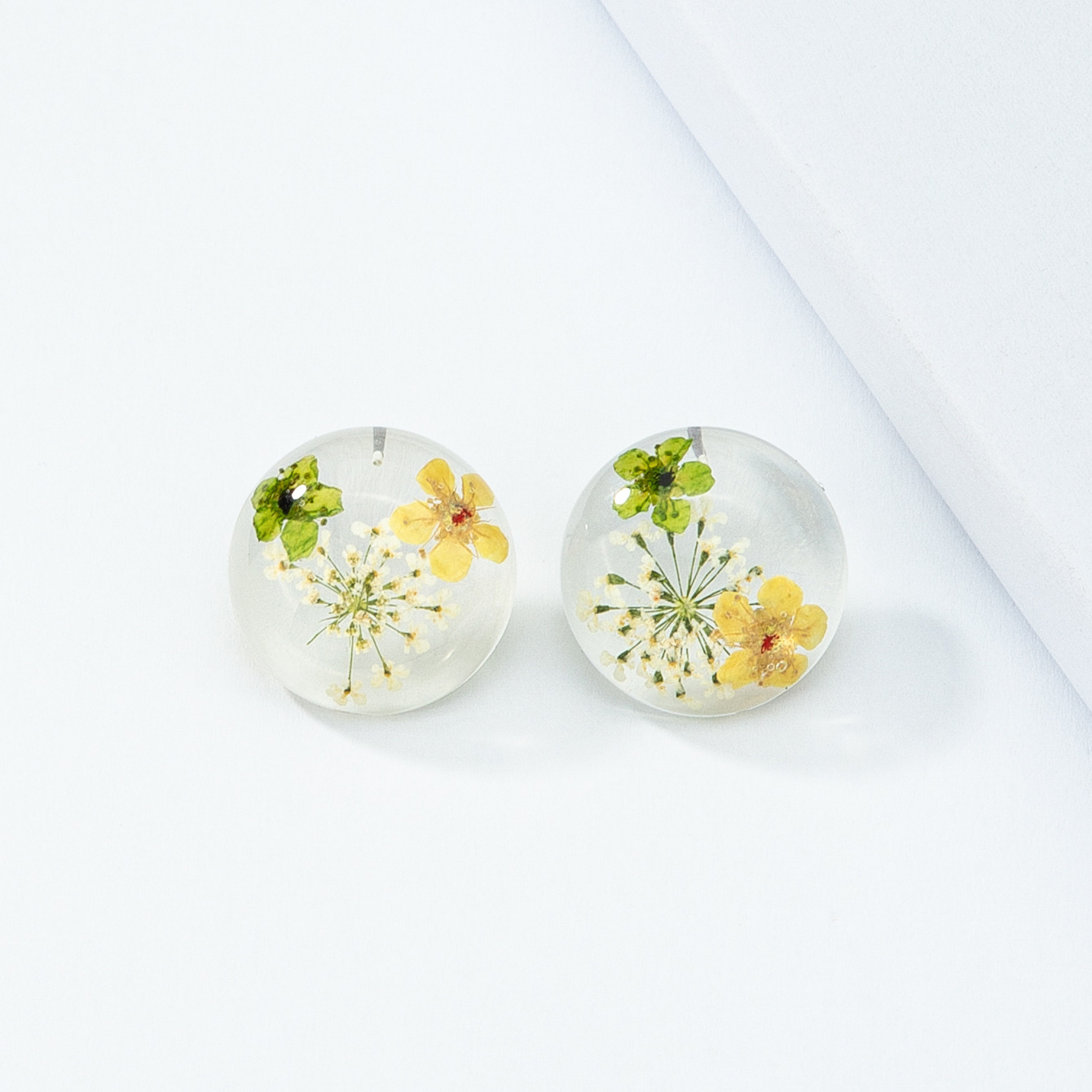 European and American fashion flower resin stud earrings