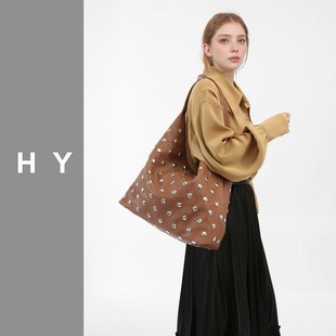 New Internet Celebrant Same Style Willow Nail Portable Shoulder Underarm Bag Trendy Heavy Industry Personalized Bearcar Bag Handbag
