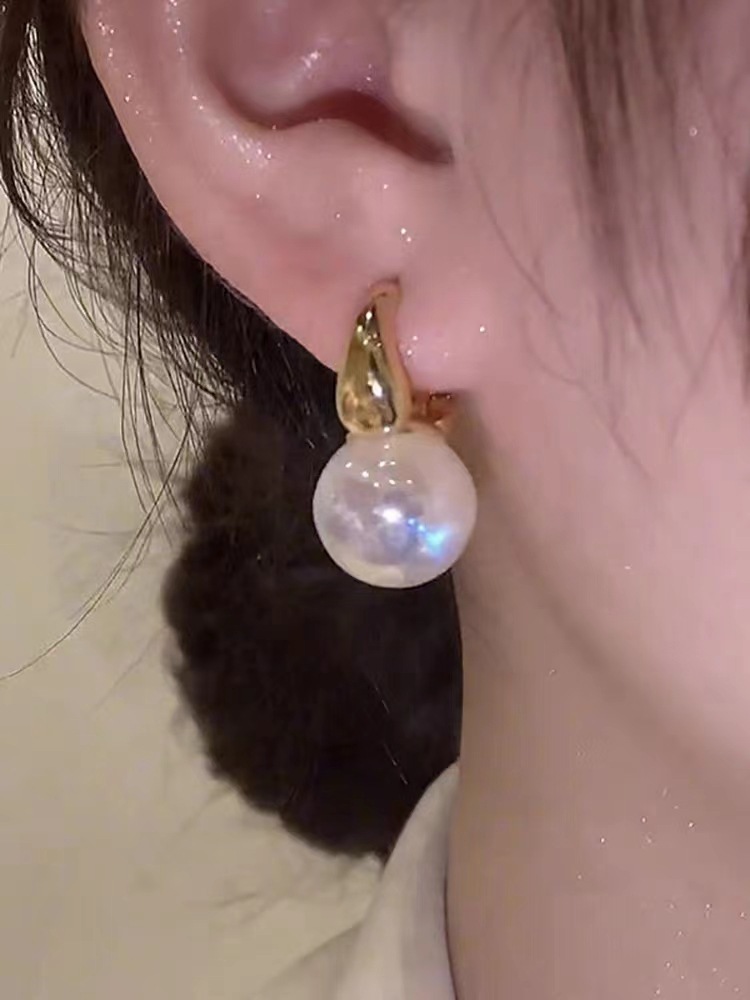 Universal geometric elegant small earrings from pearl