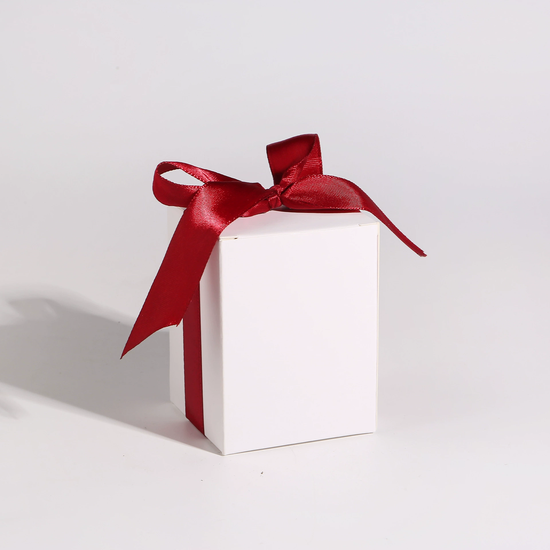 Европейская стильная пустая белая прямоугольная коробка для конфет с лентой, упаковка для подарков на свадьбу, день рождения или вечеринку с бантом.