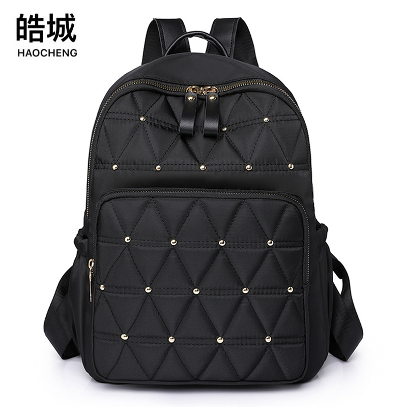 2023 nueva mochila casual para mujer de nailon moda simple y ligera remache mochila de viaje mochila escolar al por mayor