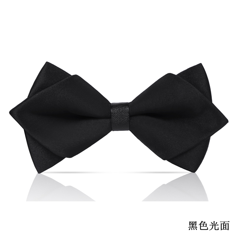 검은색 광택이 나는 삼각형 나비넥타이