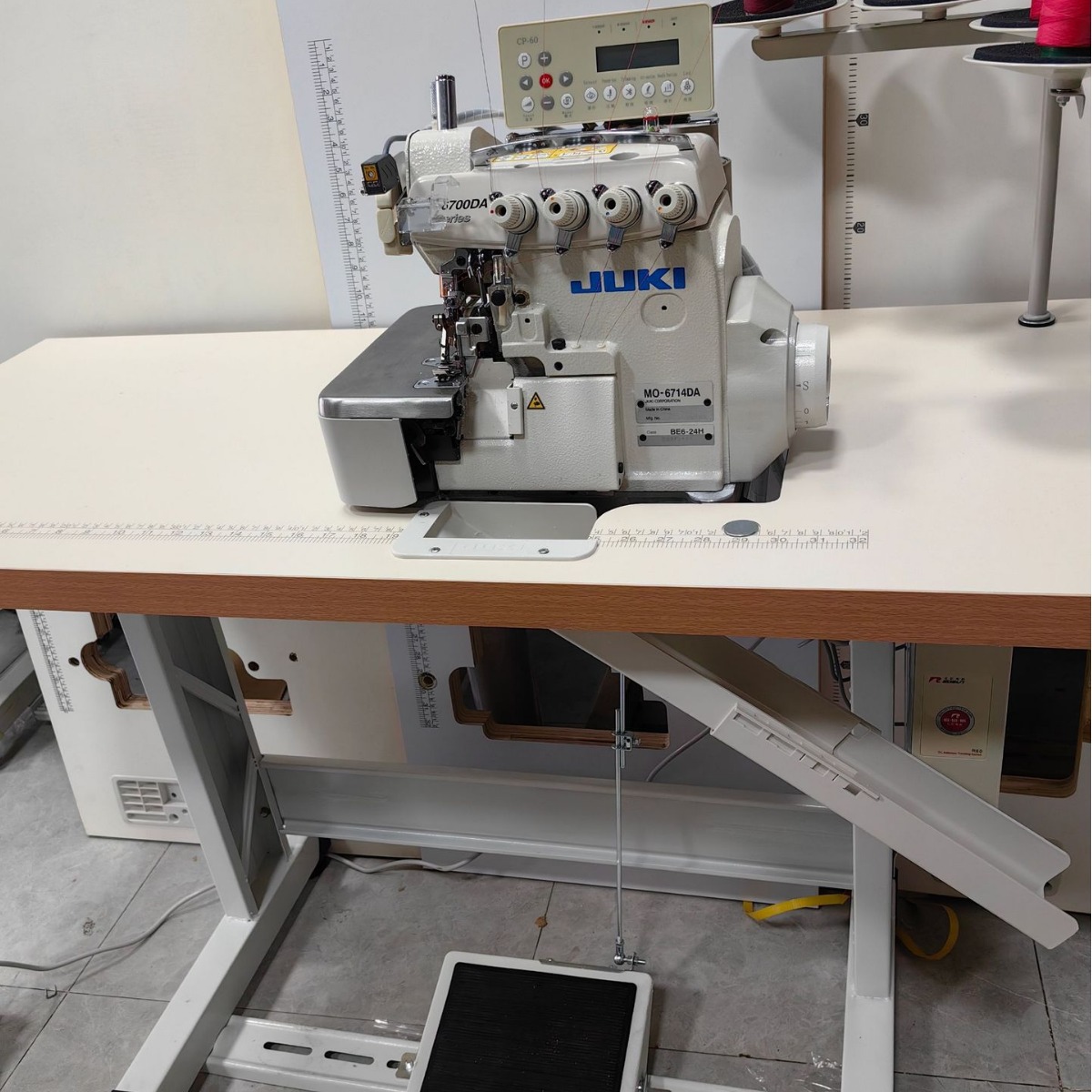 Al por mayor máquina pesada japonesa original / máquina de coser JUK máquina eléctrica doméstica automática de bloqueo de bordes máquina de coser de borde